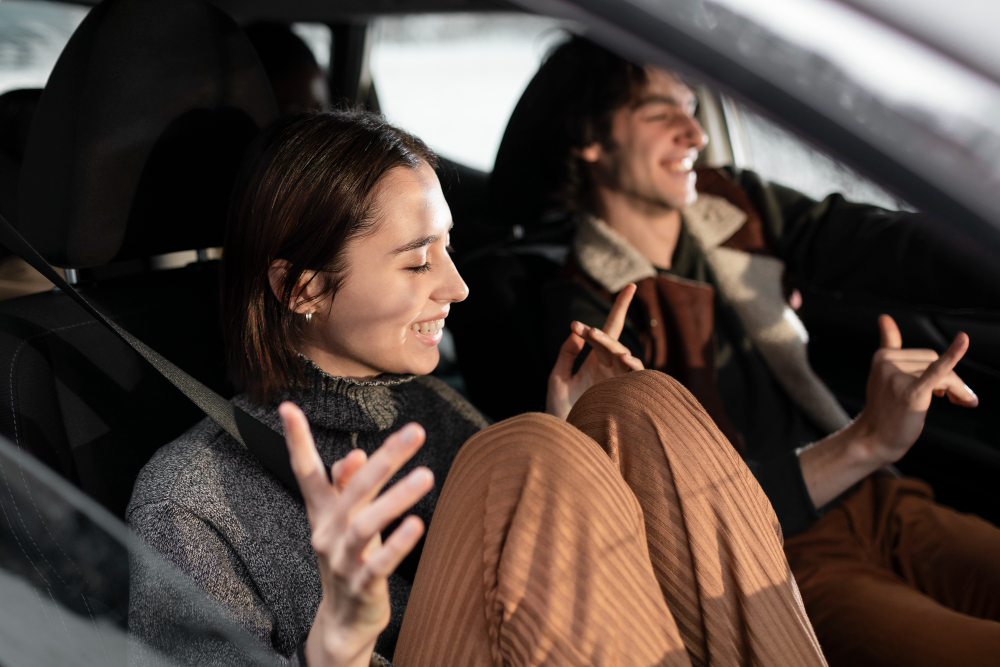 https://website-justlease-it-api.xtl.nl/uploads/2024/01/medium-shot-smiley-people-traveling-by-car-3.jpg